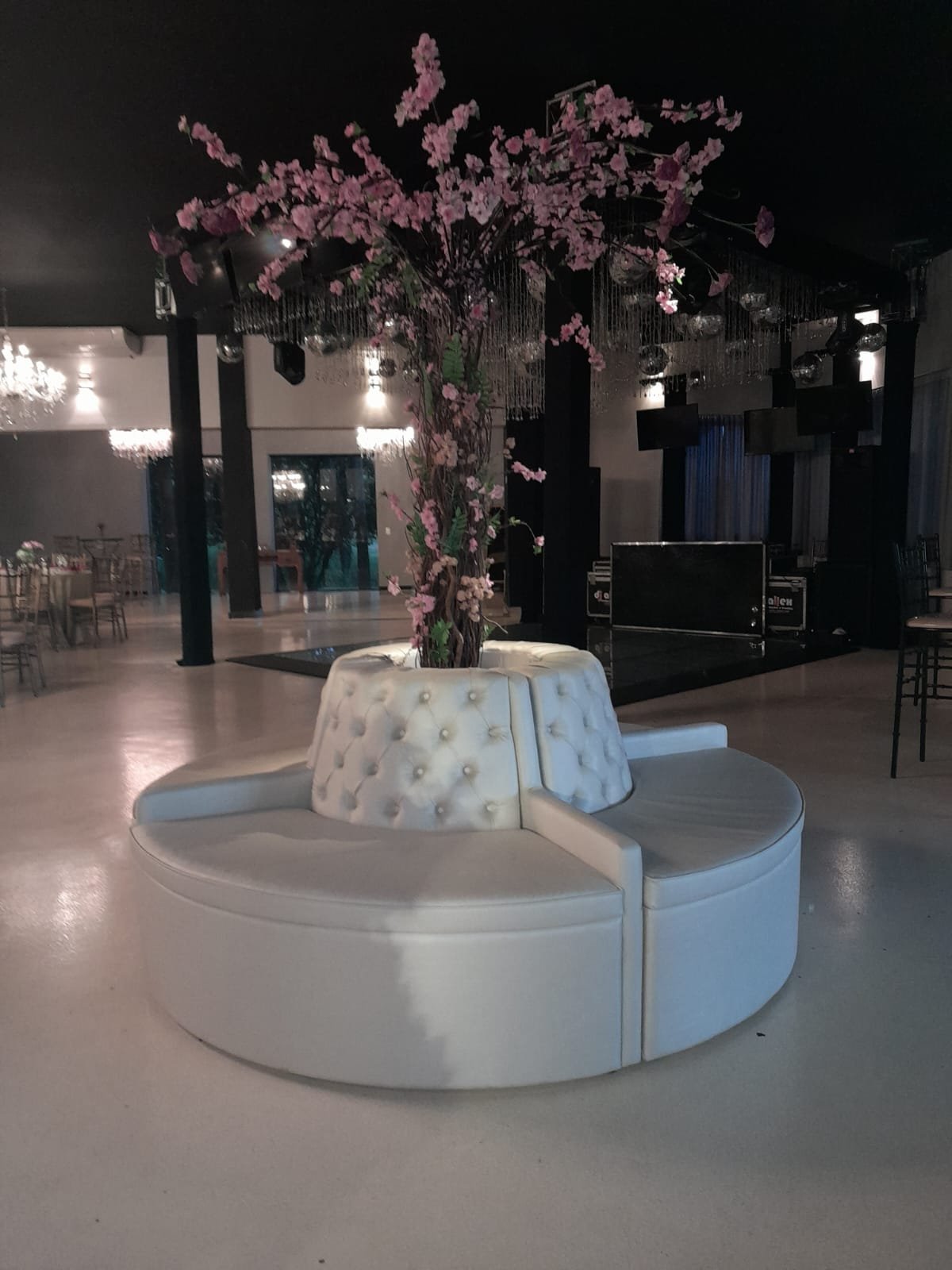 Decoração assinatura com árvore de cerejeira